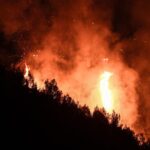 Τιτάνια μάχη για να μην φτάσει η πυρκαγιά στα Μέγαρα