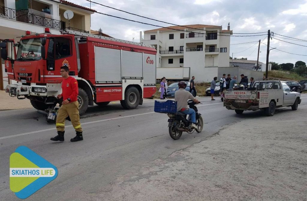 Σκιάθος: Νεαρή οδηγός μηχανής σφηνώθηκε στις ρόδες πυροσβεστικού