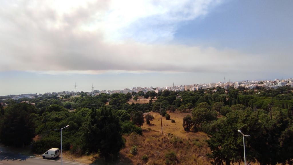 Καπνός από τη πυρκαγιά στο Μαρμαρίς σκέπασε τη Ρόδο