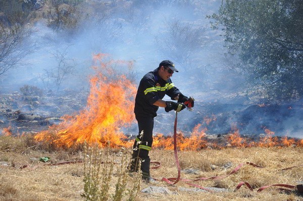 Σύλληψη για πρόκληση εμπρησμού από αμέλεια σε ξηρά χόρτα εντός οικοπεδικού χώρου στην Πιερία
