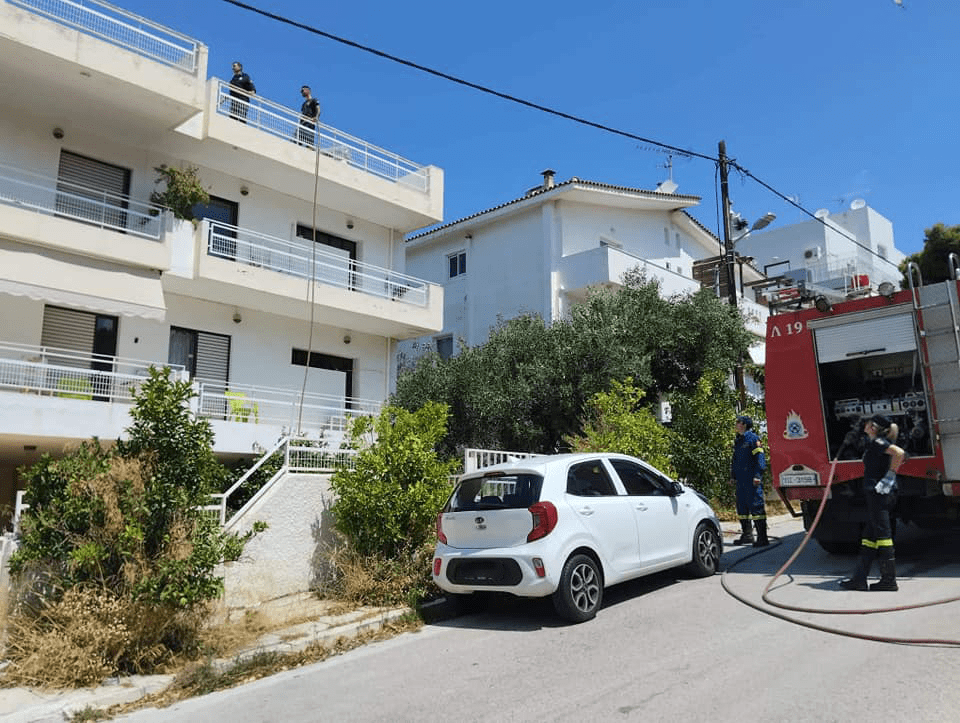Πυρκαγιά σε ταράτσα διπλοκατοικίας στα Πηγαδάκια Βούλας (Φωτό)