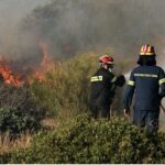 Δύο τραυματίες πυροσβέστες στη μάχη στην πυρκαγιά στην κορυφή Ηλείας