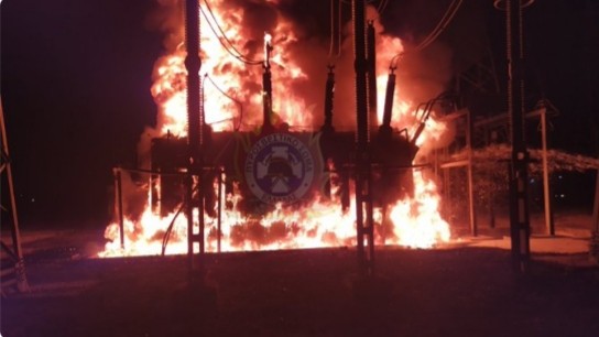 Πυρκαγιά σε εξέλιξη σε υποσταθμό της ΔΕΗ στην Λάρισα.