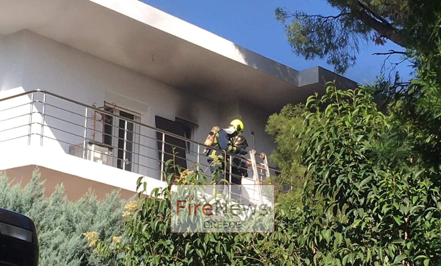 Πυρκαγιά σε υπό ανακαίνιση διαμέρισμα διώροφης πολυκατοικίας στα Μελίσσια (Φωτό)