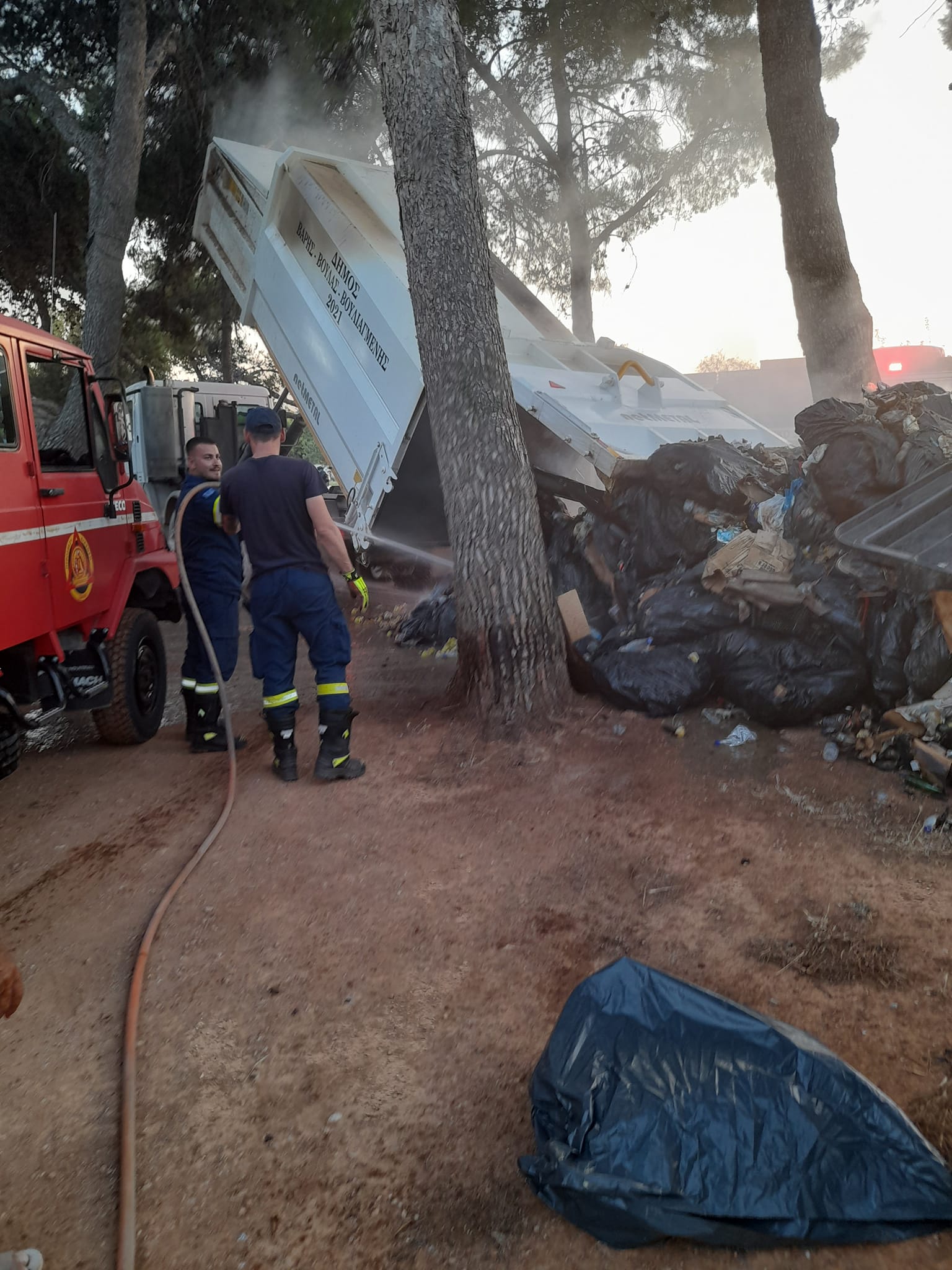 Πυρκαγιά σε πρέσα στην Βάρκιζα Αττικής (Φωτό)