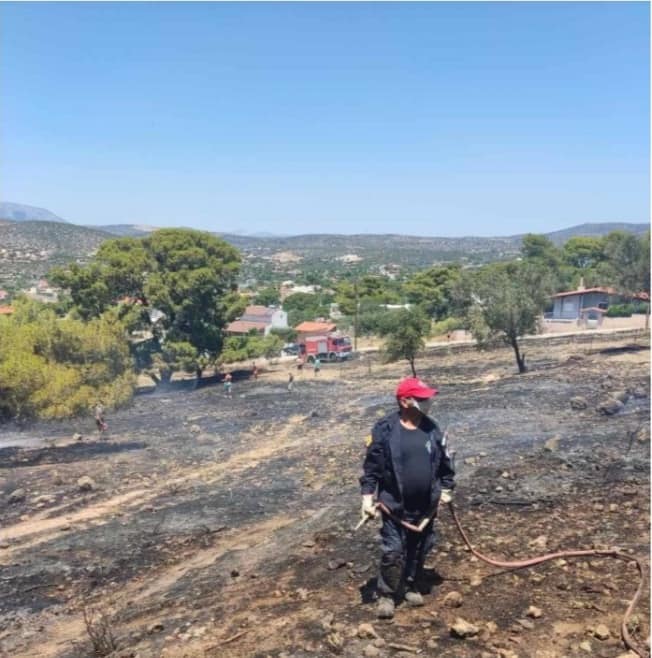 Πυρκαγιά σε χαμηλή βλάστηση στην Αγία Μαρίνα στο Κορωπί