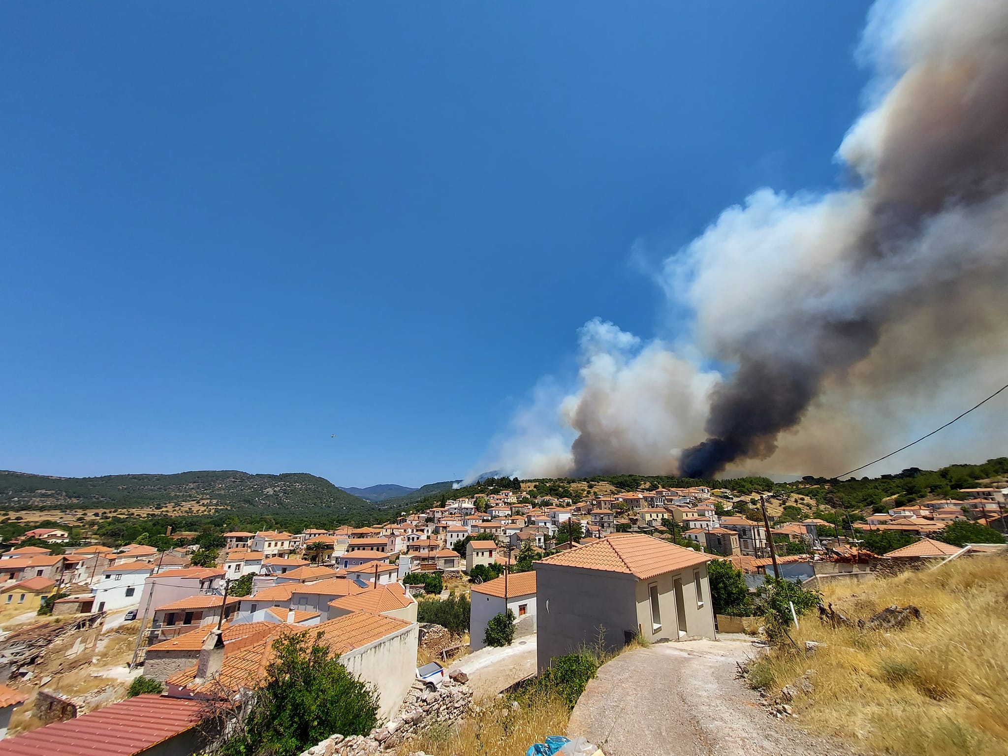 Πυρκαγιά στη Λέσβο: Εκκενώθηκε το χωριό Βρίσα - Μαίνεται η πυρκαγιά (Φωτό)