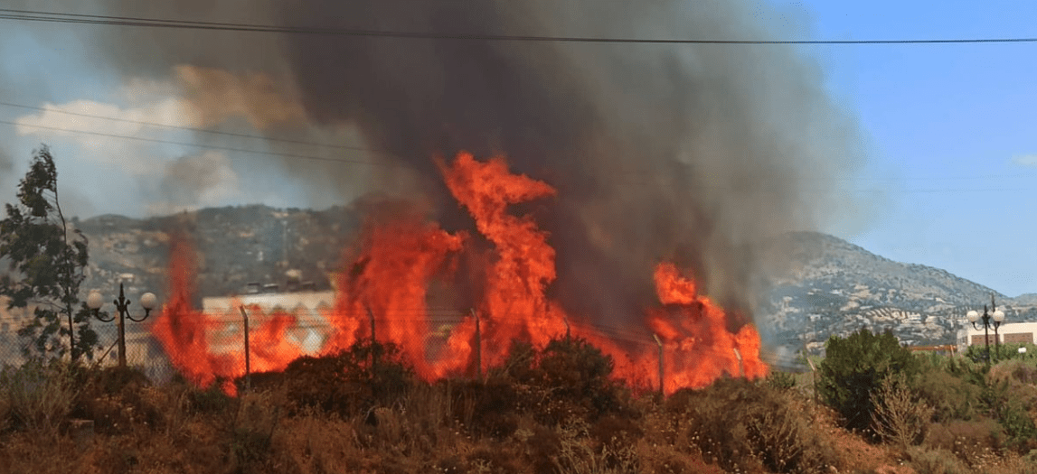 Σε εξέλιξη πυρκαγιά σε χαμηλή βλάστηση στην περιοχή Γάζι Ηρακλείου Κρήτης (Φωτό)