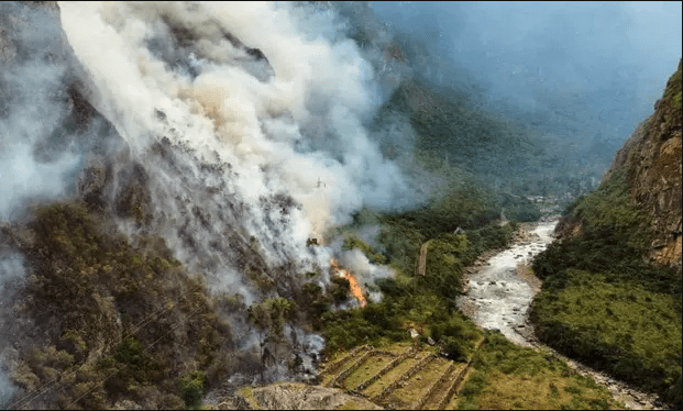 Πυρκαγιά απειλεί το ιστορικό μνημείο των Ίνκας στο Περού