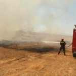 Πυρκαγιά σε ξερά χόρτα στη Γιάννουλη Λάρισας