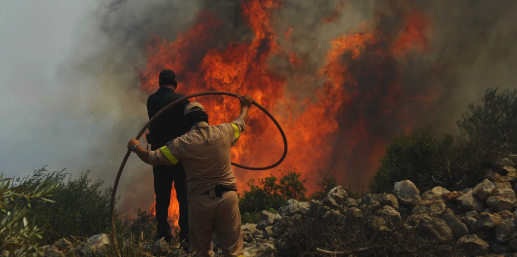Πολύ υψηλός κίνδυνος πυρκαγιάς την Τετάρτη σε δύο περιφέρειες - Συστάσεις της ΓΓΠΠ και της Πυροσβεστικής