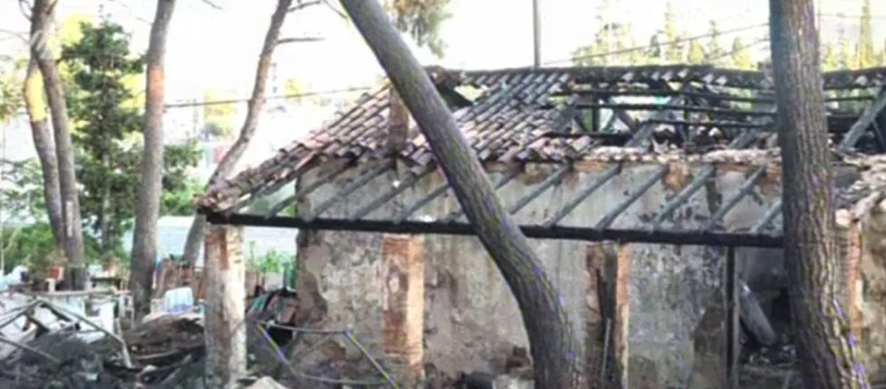 Παλλήνη: Χωρίς αισθήσεις εντοπίστηκε άτομο από πυρκαγιά σε εγκαταλελειμμένο κτήριο