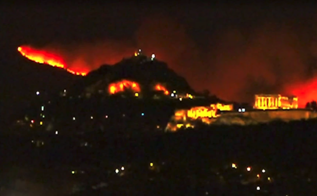 Εικόνα που σοκάρει: Ακρόπολη και Λυκαβηττός με το πιο απόκοσμο φόντο – Η Πεντέλη πίσω τους καίγεται