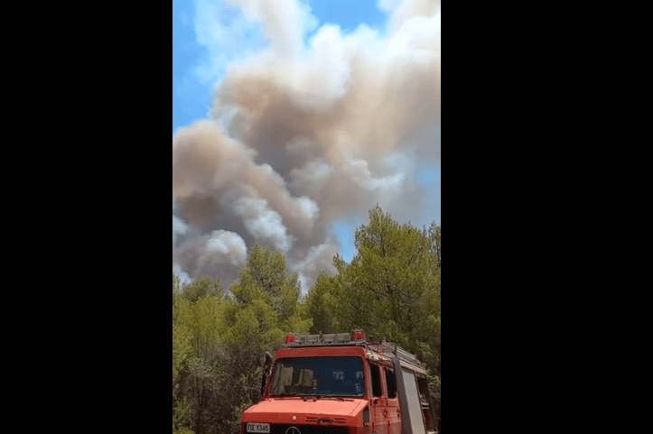 Αναζωπύρωση της πυρκαγιάς στη Λούμπα Μεγάρων (Φωτό)