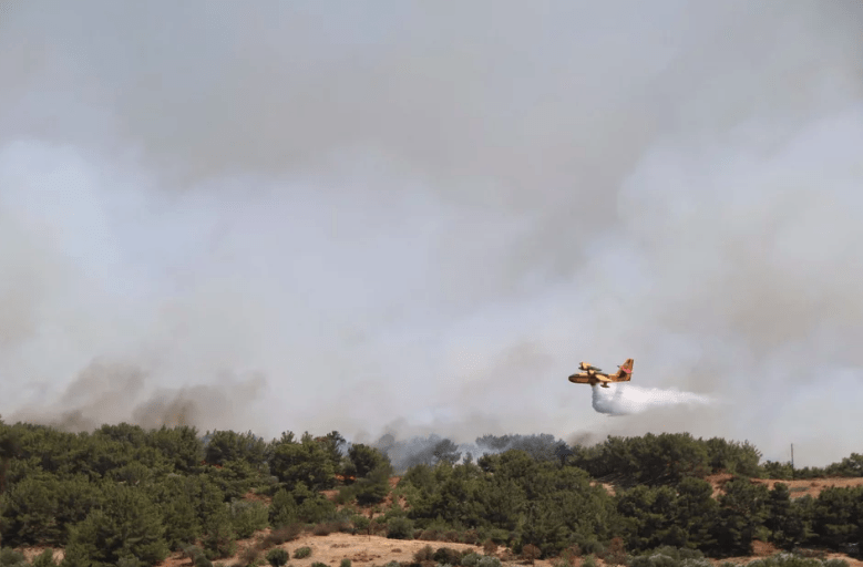 Πυρκαγιά στη Λέσβο: Μαίνεται η πυρκαγιά στα Βατερά - Το μέτωπο κινείται προς Βρίσα