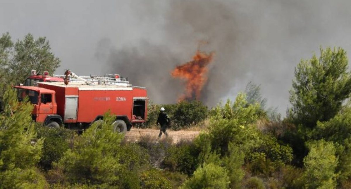 Πυρκαγιά σε εξέλιξη σε αγροτοδασική έκταση στην περιοχή Άγιος Νικόλαος Μεγάρων Αττικής