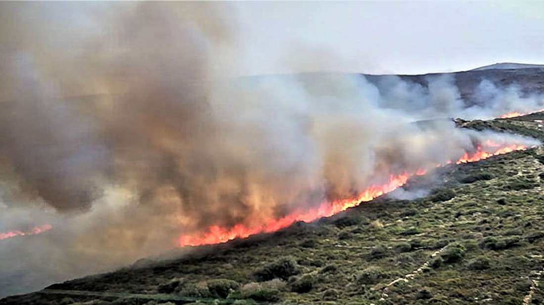Πυρκαγιά σε εξέλιξη σε χορτολιβαδική έκταση στην Τζιά