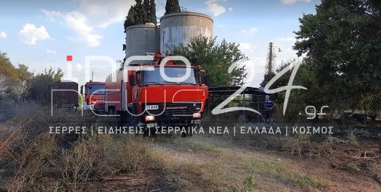 Πυρκαγιά σε ξερά χόρτα στον παλαιό σταθμό στο Σιδηρόκαστρο Σερρών (Φωτό)