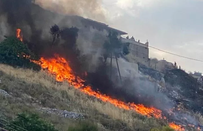 Μεγάλη πυρκαγιά σε εξέλιξη σε χαμηλή βλάστηση στον Κορυδαλλό