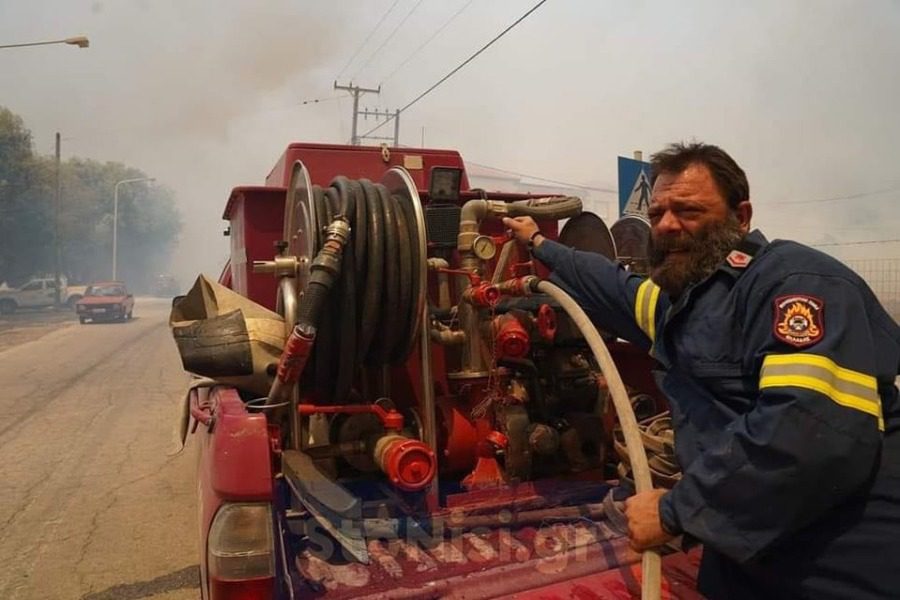 Δύο ιερείς στη μάχη για την πυρκαγιά στα Βατερά Λέσβου