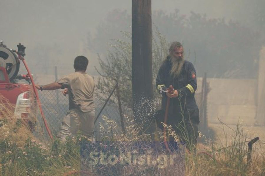 Δύο ιερείς στη μάχη για την πυρκαγιά στα Βατερά Λέσβου