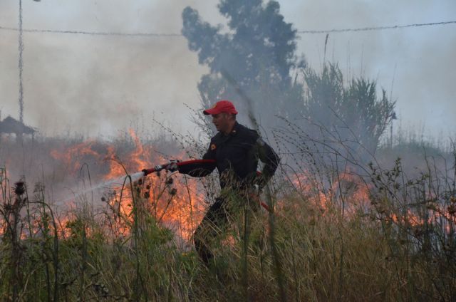 Πυρκαγιά μικρής έκτασης σε χαμηλή βλάστηση στο Μαρκόπουλο Αττικής