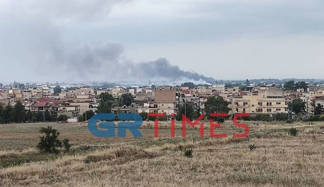 Πυρκαγιά σε ξερά χόρτα στην περιοχή του οικισμού Αγία Σοφία στη δυτική Θεσσαλονίκη