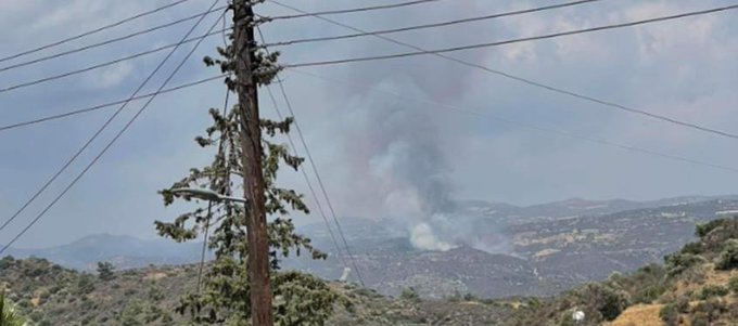 Κύπρος: Μεγάλη πυρκαγιά σε δύσβατη περιοχή στη Λάρνακα (Φωτό)