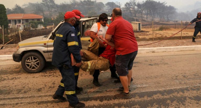 Πυρκαγιά στη Λέσβο: Λιπόθυμος μεταφέρθηκε πυροσβέστης
