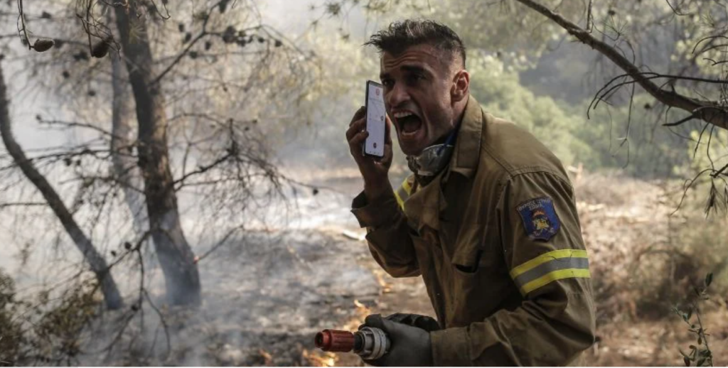 Συγκλονίζει εποχικός πυροσβέστης που έδωσε άνιση μάχη με τις φλόγες στην Παλλήνη