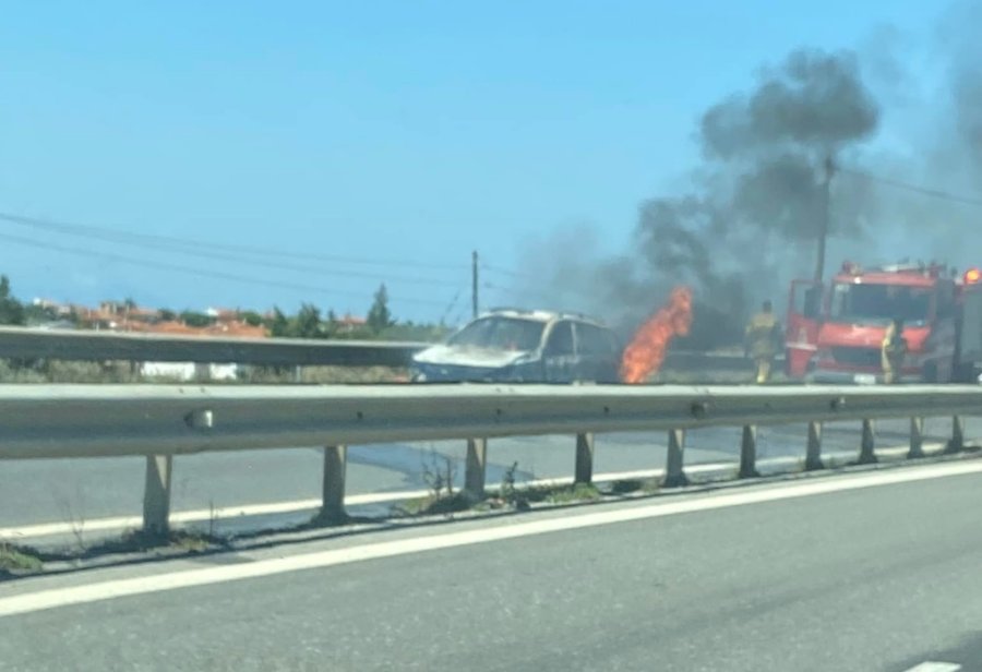 Πυρκαγιά σε Ι.Χ όχημα με κατεύθυνση προς Μουδανιά Χαλκιδικής (Φωτό)