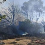 Πυρκαγιά σε χαμηλή βλάστηση εντός οικοπεδικού χώρου στις Αχαρνές (Φωτό)