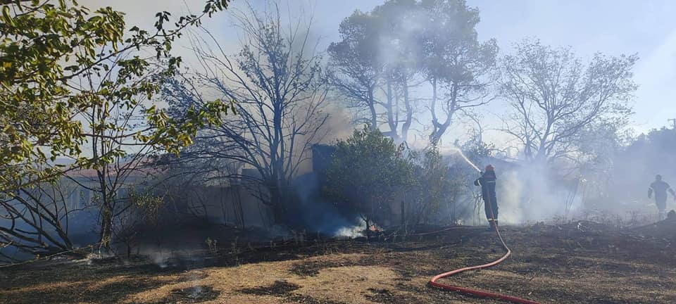 Πυρκαγιά σε χαμηλή βλάστηση εντός οικοπεδικού χώρου στις Αχαρνές (Φωτό)