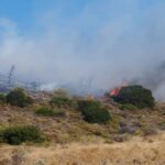 Σε εξέλιξη πυρκαγιά σε χαμηλή βλάστηση στο Περιγιάλι Λαύριου (Φωτό)