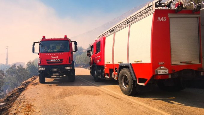 Σε εξέλιξη πυρκαγιά σε δασική έκταση στο Κυπαρίσσι στην Αχαΐα