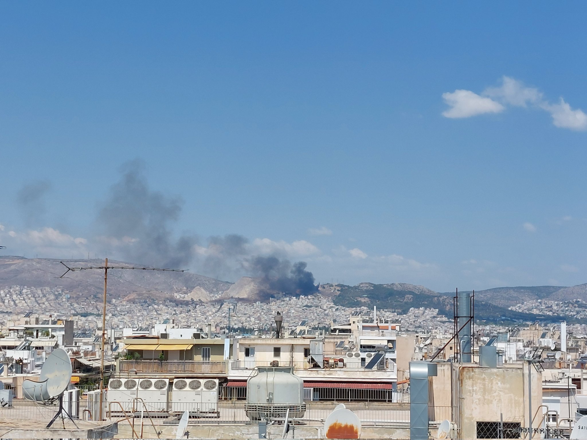 Πυρκαγιά σε χαμηλή βλάστηση πλησίον της οδού Σταθοπούλου στον Κορυδαλλό