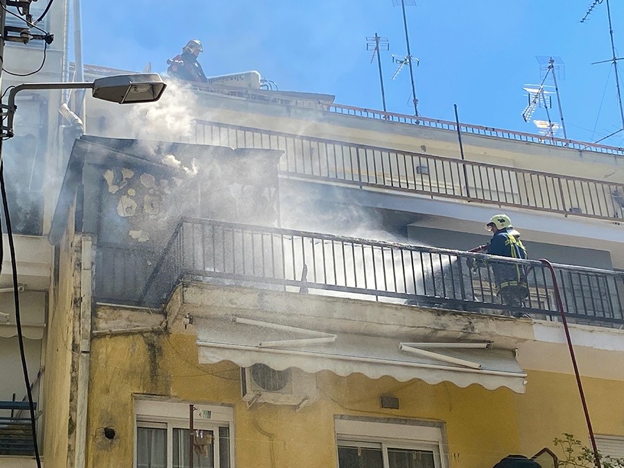 Πυρκαγιά σε μπαλκόνι πολυκατοικίας στην Καβάλα (Φωτό)