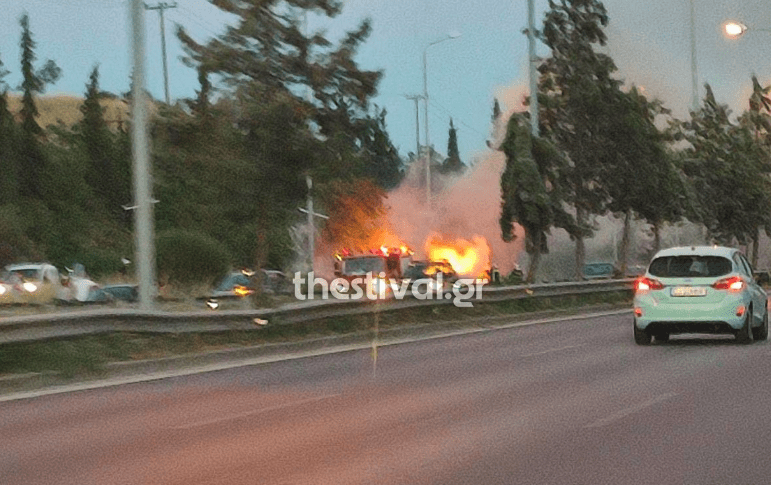 Θεσσαλονίκη: Πυρκαγιά σε όχημα στον Περιφερειακό (Φωτό)