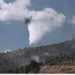 Πυρκαγιά στη Νέα Πέραμο: Βελτιωμένη η εικόνα – Συνεχείς αναζωπυρώσεις, αναμένεται ενίσχυση των ανέμων