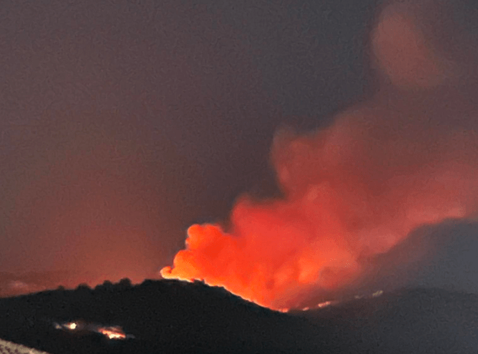 Σε εξέλιξη πυρκαγιά σε χορτολιβαδική έκταση στην περιοχή Αννινάτα Κεφαλληνίας (Φωτό)