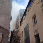 Πυρκαγιά σε παλιό σπίτι στο κέντρο της Αθήνας - Συναγερμός στην Πυροσβεστική