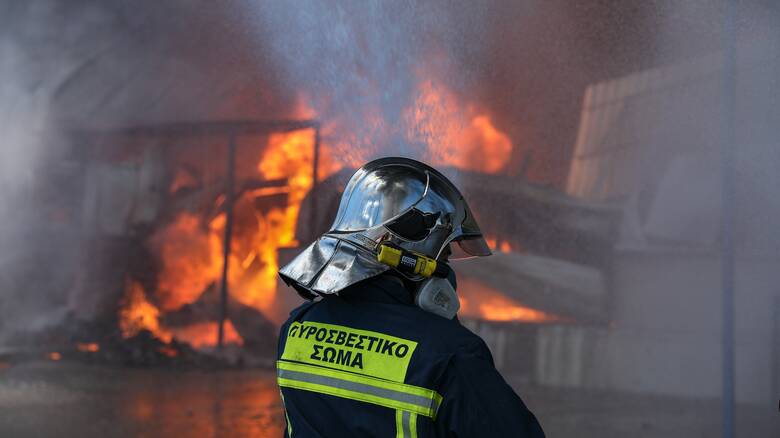 Πυρκαγιά σε εξέλιξη σε αποθήκη ξυλείας στην Σαλαμίνα Αττικής