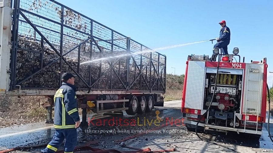 Πυρκαγιά σε πλατφόρμα μεταφοράς βαμβακιού στο Δέλτα Καρδίτσας (Φωτό)