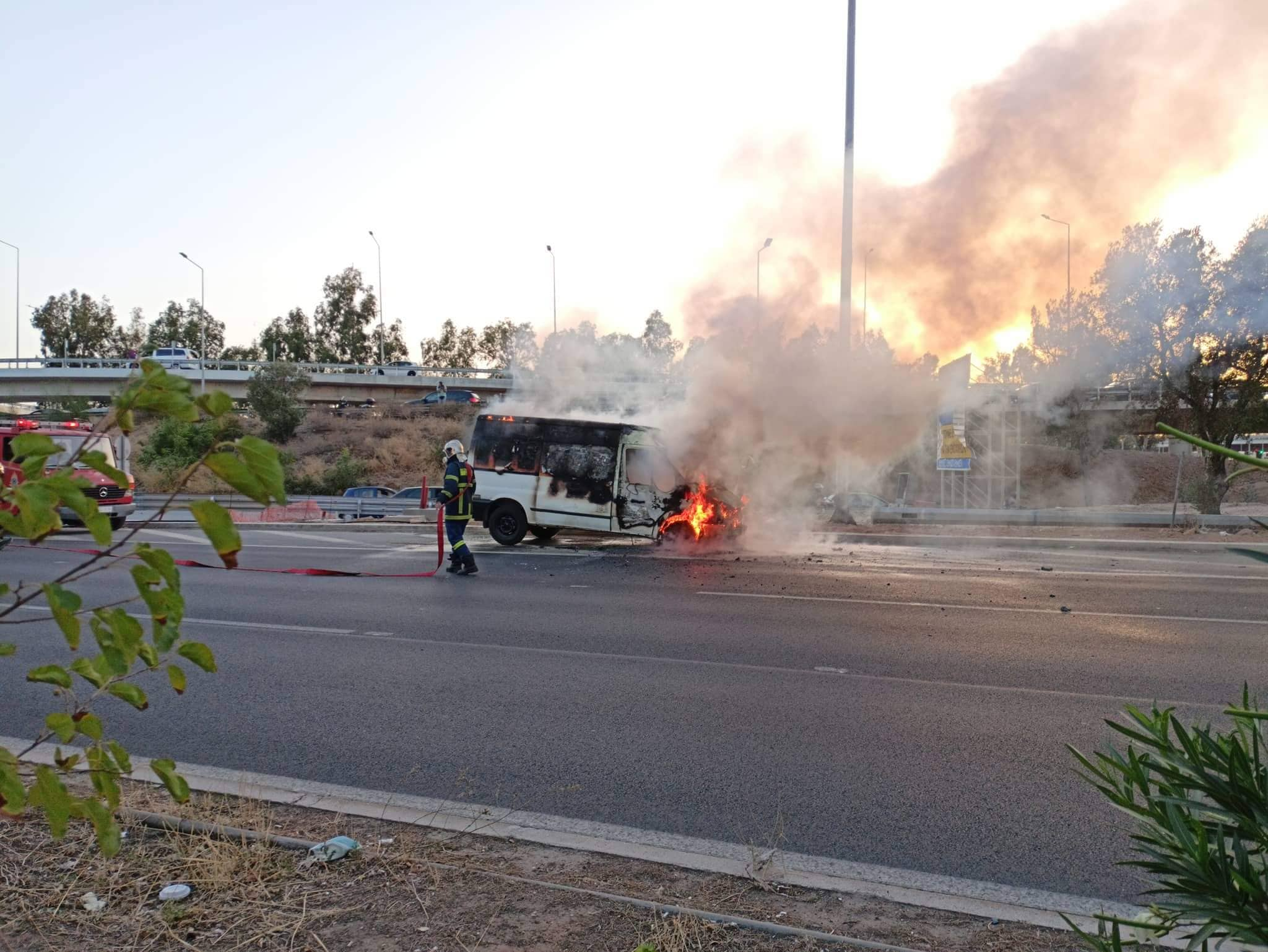 Πυρκαγιά σε βαν στην Λεωφόρο Ποσειδώνος κοντά στο ίδρυμα Σταύρος Νιάρχος