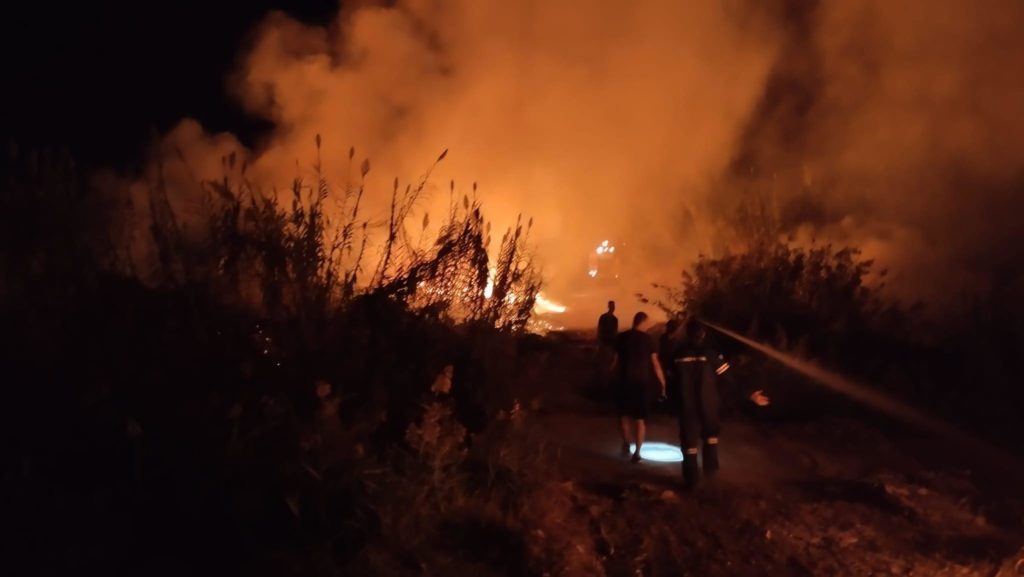 Πυρκαγιά σε έκταση με χόρτα και καλάμια στην Μανωλάδα Ηλείας (Φωτό)