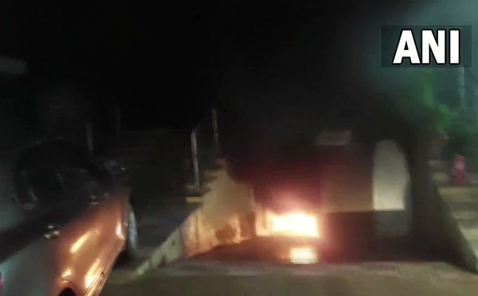 Ινδία: Τουλάχιστον 8 νεκροί από πυρκαγιά σε έκθεση ηλεκτρικών μοτοποδηλάτων