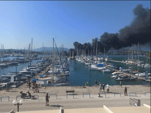 Πυρκαγιά σε ελλιμενισμένο σκάφος στη Μαρίνα Γουβιών Κέρκυρας (Φωτό)