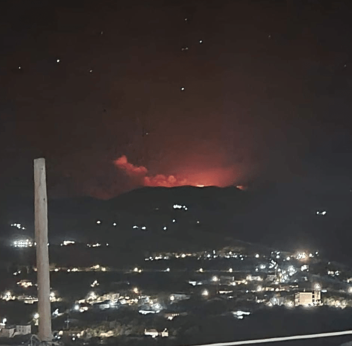 Πυρκαγιά σε δασική έκταση στην περιοχή Πύρριχος στην Μάνη