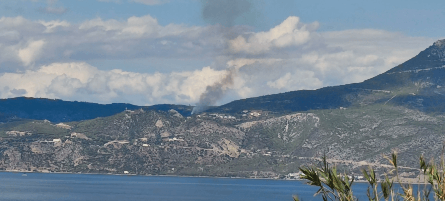 Πυρκαγιά σε δασική έκταση στην Περαχώρα Κορινθίας