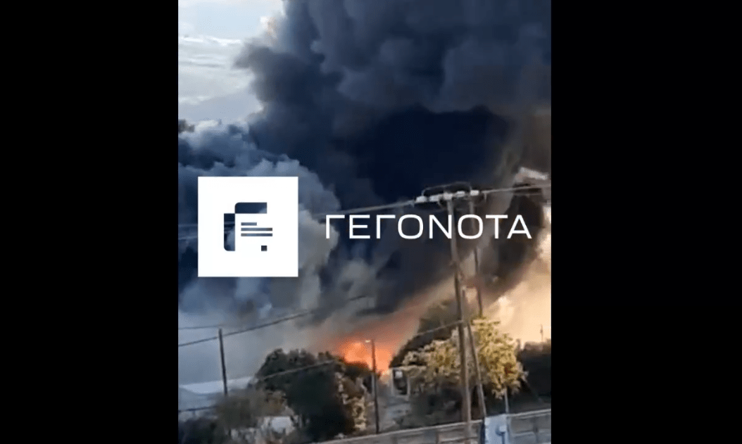 Μεγάλη πυρκαγιά σε εγκαταλελειμμένο εργοστάσιο στη ΒΙΠΕ Βόλου - Ορατοί μέχρι την πόλη οι καπνοί (Φωτό)
